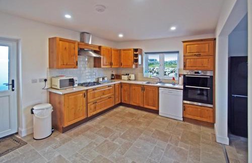 Roundstone House | 3 Bed in Roundstone oc-i234