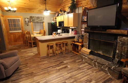 Notch Estates Cabin | 3 bed Log Cabin, w/2 Jacuzzi, 1 mi to SDC, 2 pools, nature trails, private lake