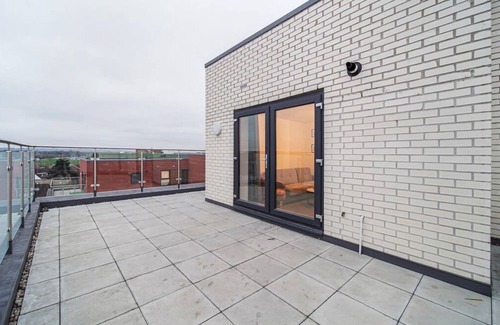 George Green Apartment | 3 bed Penthouse Apt with Balcony near Heathrow