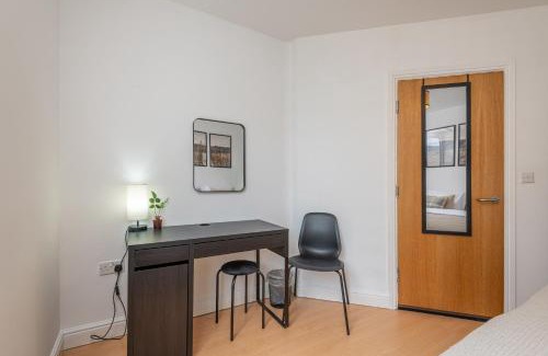 Morley Apartment | 3-Bed Serviced Apt near M62, Leeds - Ideal for Up to 6 Guests - Long Stay Options - Free Parking and Wifi
