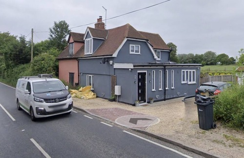 Wickham St Paul Apartment | 3-bed | Sleeps 5 | 2 Bath | Parking | Contractor