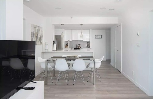 Crosstown Condo | 3 bed Subpenthouse Ocean&Mountain Views Downtown