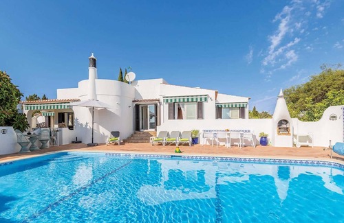Areias Dos Moinhos Villa | 3 bed villa, private pool and close to beach