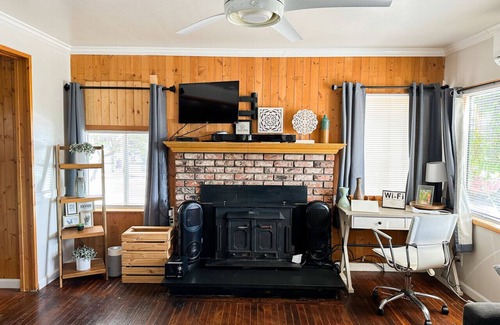 Visalia House | 3 bedroom, 1 bath home that is located on the country side of Visalia near freeway 99.
