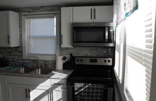 Terre Haute House | 3 bedroom 1 bath. less than a mile to Union Hospital