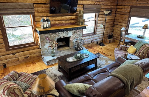 Hillsboro Cabin | 3-bedroom 2.5 bath Log Cabin in beautiful Hillsboro. Near Rocky Fork Lake.
