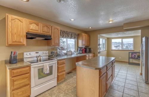 Deadwood House | 3 Bedroom 2 bath W/amazing deck views 3mi from Deadwood