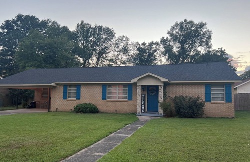 Columbia House | 3-bedroom; 2 Bath with family room, living room in tranquil Columbia, MS