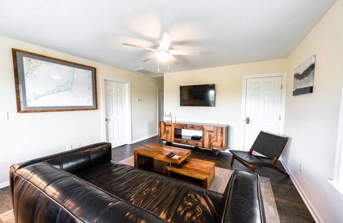 Waves Apartment | 3-bedroom, 2-bathroom apartment. Walk to beach and access to REAL Watersports