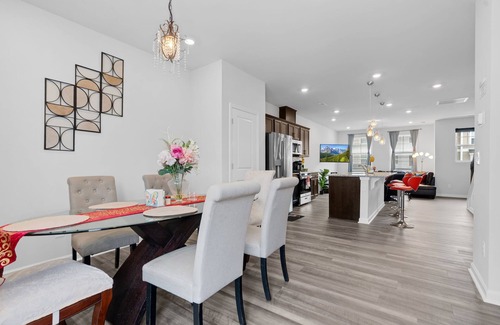 Durham House | 3-bedroom/3.5 bath near RDU/RTP with personal workspace,smart TVs, pool,dog park