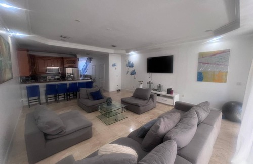 The Roads House | 3 Bedroom 3.5 Bathroom Miami Brickell Breeze Oasis