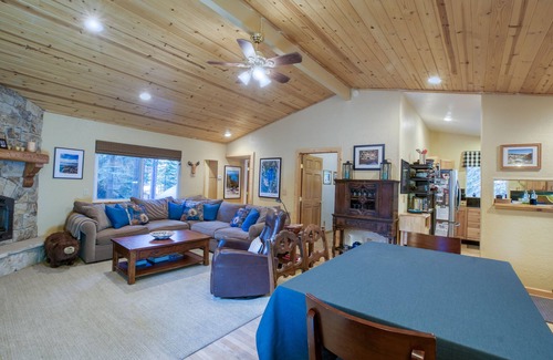 Donner Lake Woods House | 3 bedroom and den, 2 bath, sleeps 8. West End of Donner Lake DLR#059
