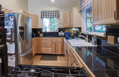 Donner Lake Woods House | 3 bedroom and den, 2 bath, sleeps 8. West End of Donner Lake DLR#059