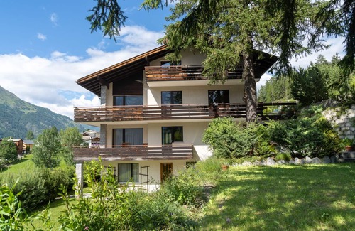 St. Niklaus Condo | 3 bedroom apartment with fantastic mountain views for 1-6 people
