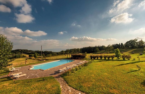 Montemurlo Apartment | 3-bedroom apartment in Tuscany, ancient farm, nature, swimming pool, 8 guests