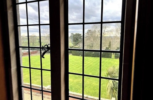 Warwick Apartment | 3 Bedroom Apartment Sleeps 6 in Large Country Manor House