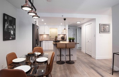 Crosstown Apartment | 3 Bedroom Apartment with Private Patio in the Hub of Downtown Vancouver