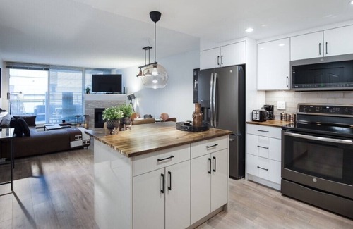 Crosstown Apartment | 3 Bedroom Apartment with Private Patio in the Hub of Downtown Vancouver