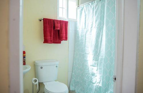 Kingstown Apartment | 3 Bedroom Apt in Clare Valley Breezy Hilltop Stay Near Beach - AC and Wifi