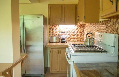 Kingstown Apartment | 3 Bedroom Apt in Clare Valley Breezy Hilltop Stay Near Beach - AC and Wifi