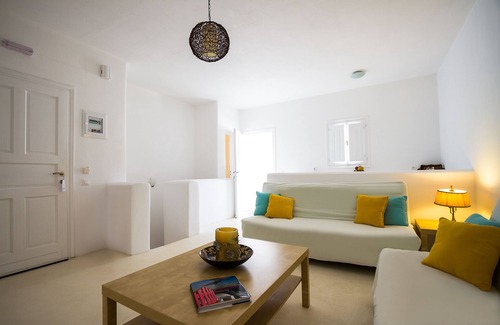 Exomytis Apartment | 3-Bedroom Apt sea view shared pool