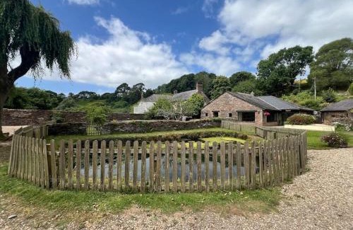 Chillington House | 3 bedroom barn conversion with swimming pool, tennis court and more!