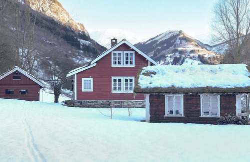 Viksoyri House | 3 bedroom beautiful home in Vik i sogn