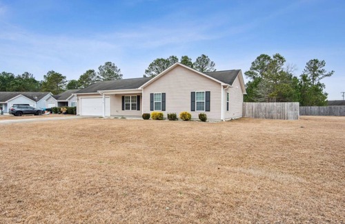 Richlands House | 3-bedroom beauty/a few minutes from the Jacksonville airport is waiting for you!