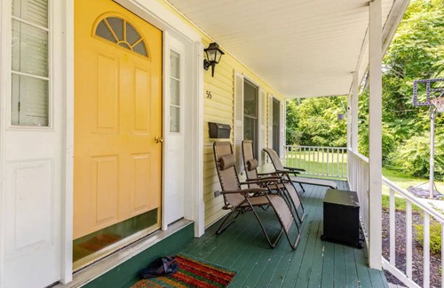 Taunton House | 3-bedroom building in charming Taunton with AC, WiFi. Enjoyable Jacuzzi Bathtub