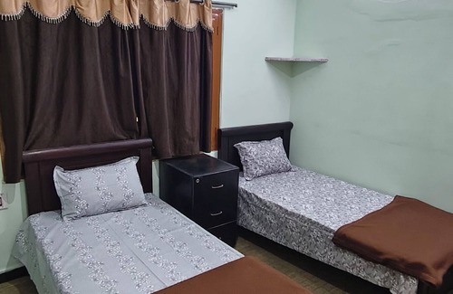 Toli Chowki House | 3-bedroom building in charming Hyderabad with AC family and friendly
