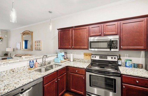 Oxford House | 3 Bedroom + Bunkroom Near the Square and Campus!