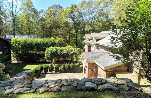 West Cornwall House | 3-Bedroom Cabin Getaway With Rustic Charm