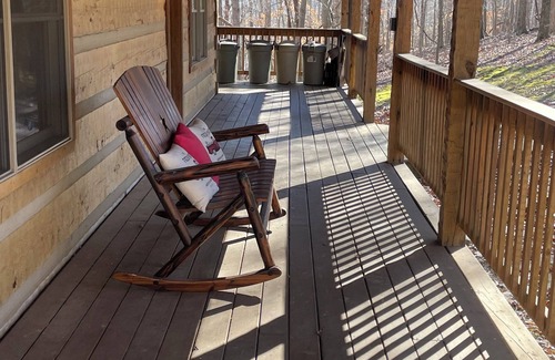 Eddyville Cabin | 3-bedroom cabin with a loft in lovely Eddyville with WiFi, AC