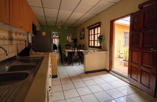 Managua House | 3-Bedroom Central Location House in Safe residencial with WiFi, AC