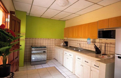 Managua House | 3-Bedroom Central Location House in Safe residencial with WiFi, AC