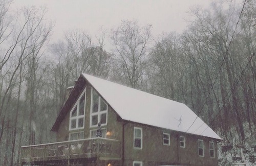 Bangor Ski Chalet | 3-bedroom chalet by enchanting Stroudsburg with WiFi, AC, hot tub, fitness room
