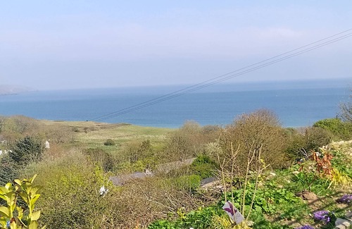 Curragh Ski Chalet | 3-bedroom chalet with exquisite sea views in charming Ardmore with WiFi