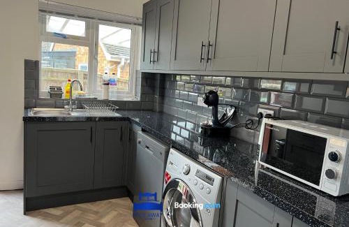 Chalgrove Apartment | 3 Bedroom Cosy Bungalow By Beds Away Short Lets & Serviced Accommodation Chalgrove With Outdoor Dining Area