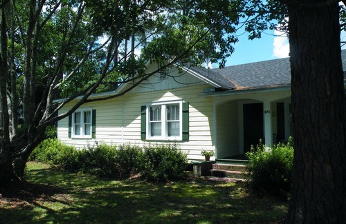 Folkston Cottage | 3-bedroom cottage, 14 minutes to Okefenokee National Wildlife Refuge