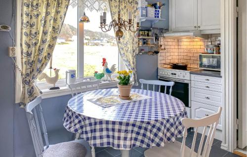 Sandoy Apartment | 3 Bedroom Cozy Apartment In Myklebost