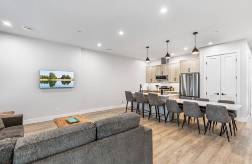 Regional District of Nanaimo Hotel | 3-bedroom Daily Monthly Rates Available Unit 5
