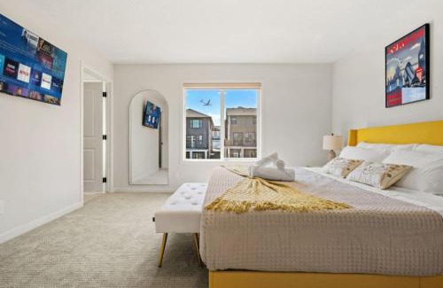 Calgary House | 3 Bedroom Detached Home with Free Parking, Netflix, Free Banff Pass, King Size Bed & Portable AC