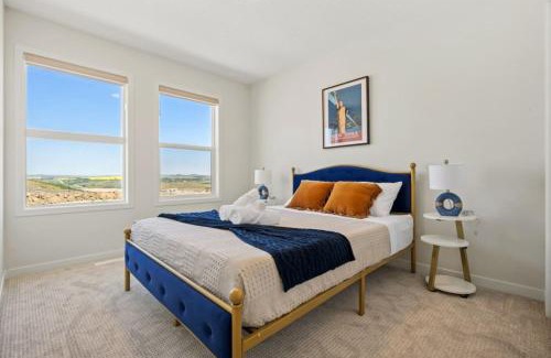 Calgary House | 3 Bedroom Detached Home with Free Parking, Netflix, Free Banff Pass, King Size Bed & Portable AC