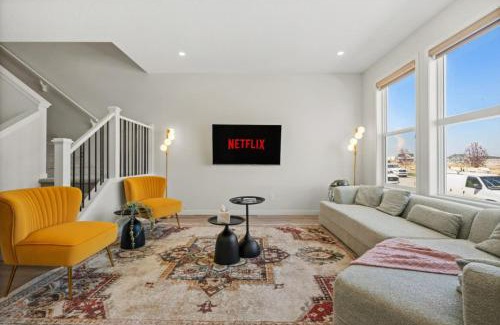 Calgary House | 3 Bedroom Detached Home with Free Parking, Netflix, Free Banff Pass, King Size Bed & Portable AC