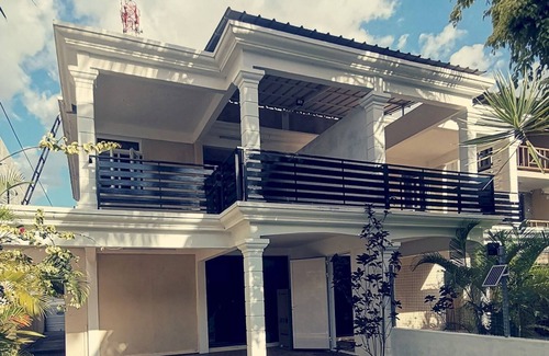 Wolmar House | 3-bedroom Duplex Seaview beach access flic en flac
