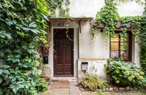 Old Town Apartment | 3 Bedroom Duplex Next To The Gates of Dawn