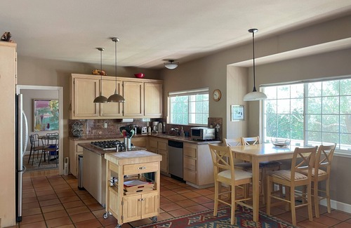 Calistoga House | 3-bedroom home in Calistoga with pool and hot tub
