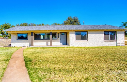 Midland House | 3-bedroom home in Old Midland/Downtown Area w/ spacious backyard and fireplace