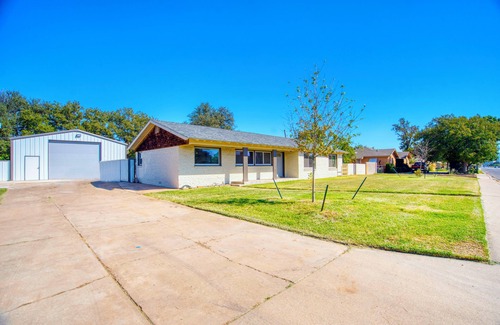 Midland House | 3-bedroom home in Old Midland/Downtown Area w/ spacious backyard and fireplace