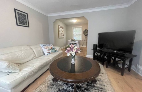 Newtonbrook House | 3-bedroom Home with huge backyard in Yonge. 15 minutes to Finch Subway
